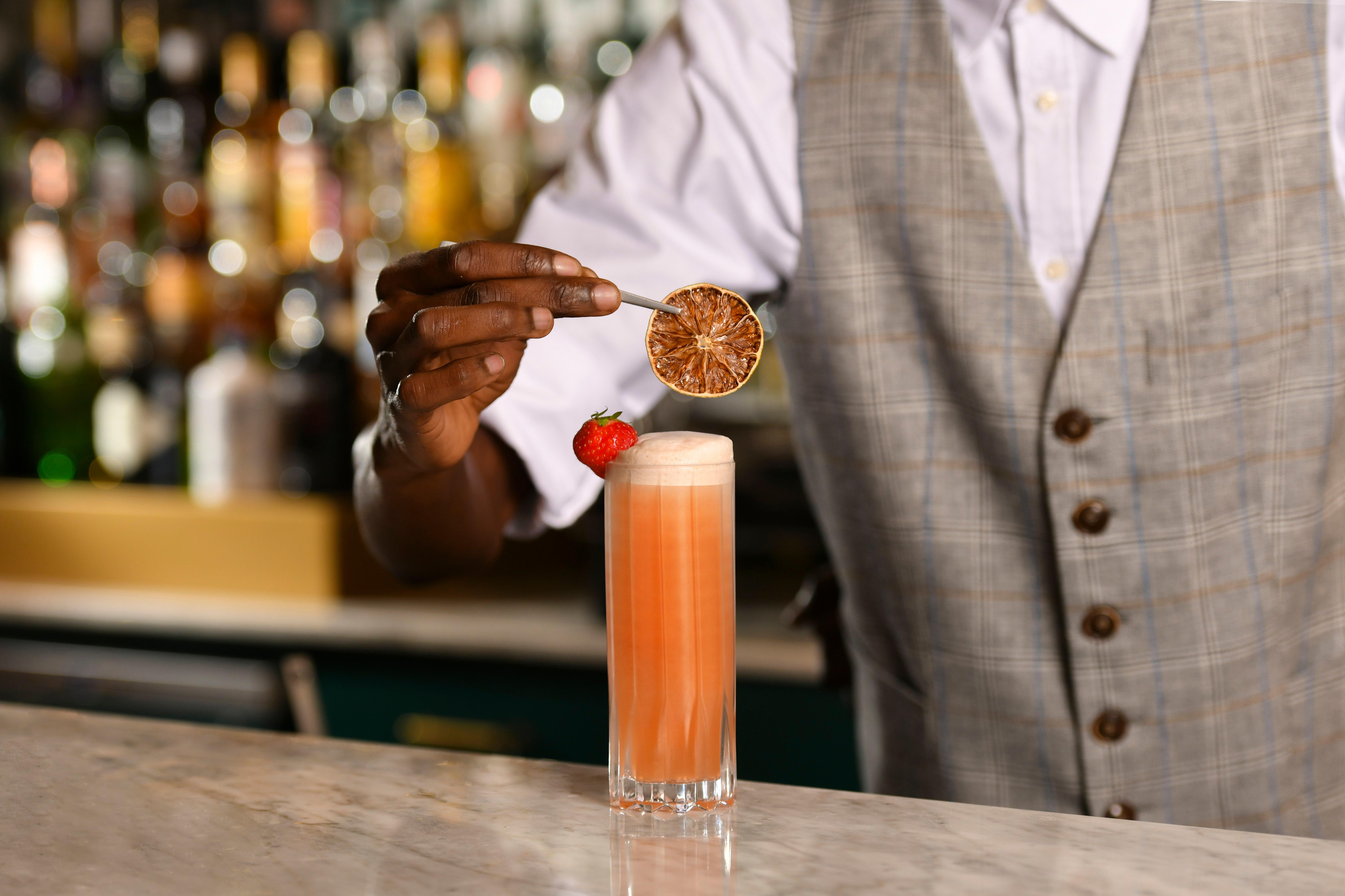 Kimpton Vividora Hotel By Ihg Barcelona Ngoại thất bức ảnh A bartender adding a garnish to a cocktail